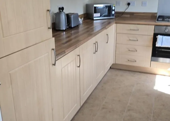 Broughton Comfy Den- Free Wifi, Netflix And Parking Available!
