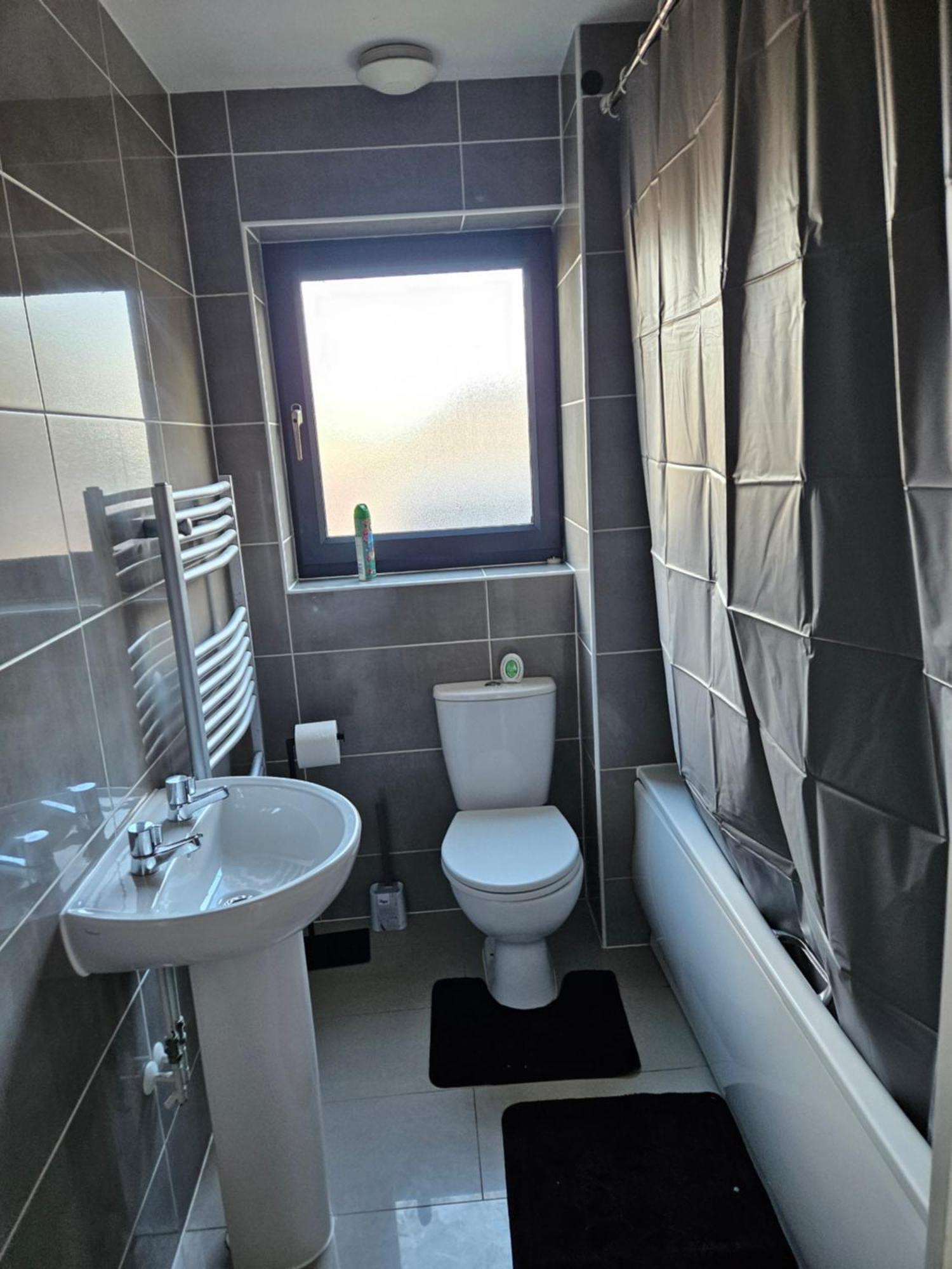 Apartment Broughton Comfy Den- Free Wifi, Netflix And Parking Available! *